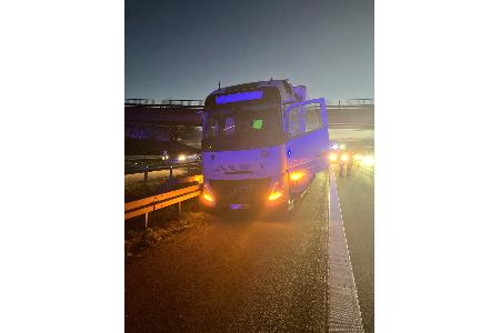 Verunfallter LKW auf A66 bei WI-Nordenstadt