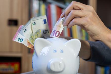 Viele Menschen sparen regelmäßig, am beliebtesten sind Tagesgeld und Festgeld. (Symbolbild)
