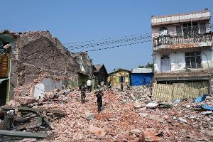 Unzählige Häuser stürzten bei dem Erdbeben der Stärke 7,7 ein. (Archivbild)