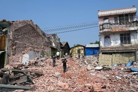 Unzählige Häuser stürzten bei dem Erdbeben der Stärke 7,7 ein. (Archivbild)