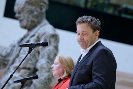 Bärbel Bas und Lars Klingbeil (beide SPD) im Willy-Brandt-Haus in Berlin. (Archivbild)