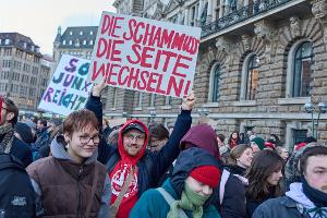 Die Demonstranten forderten: "Die Scham muss die Seite wechseln".