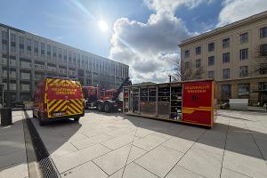 Feuerwehr Dresden
Vor dem Hochschulgebäude wird ein Dekontaminationsplatz aufgebaut.