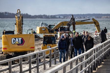 Großer Einsatz zur Rettung des gestrandeten Buckelwals