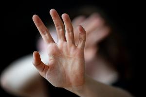 Viele junge Menschen haben laut einer Befragung schon einmal sexualisierte Gewalt erfahren. (Symbolbild)
