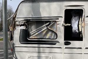 Beschädigter Wohnanhänger