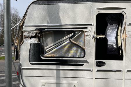 Beschädigter Wohnanhänger