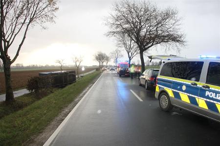 Der Anhänger landete neben der Fahrbahn.