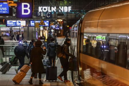 Die Deutsche Bahn hat im vergangenen Jahr erneut mehr Reisende transportiert als im Vorjahr. (Archivbild)