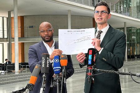 Die Chefs der Taskforce zu den Auswirkungen des Iran-Krieges, Armand Zorn (SPD, l.) und Sepp Müller (CDU), erläutern Maßnahmen zur Entlastung der Bürger, sollte der Krieg noch lange andauern. 