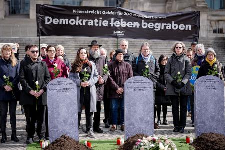 Eine Demonstration am Bundestag wandte sich gegen Einschnitte bei 
