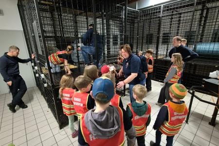 Kinderfeuerwehr Heinsberg bei der Berufsfeuerwehr Siegen, Foto aus der Atemschutzübungsstrecke