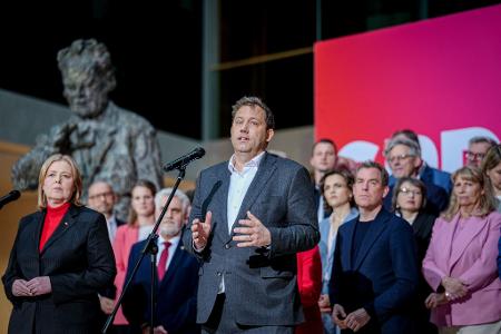 Klingbeil versammelt seine Truppen hinter sich. 