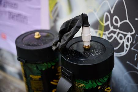 Lachgas ist besonders bei Jugendlichen beliebt. (Archivbild)