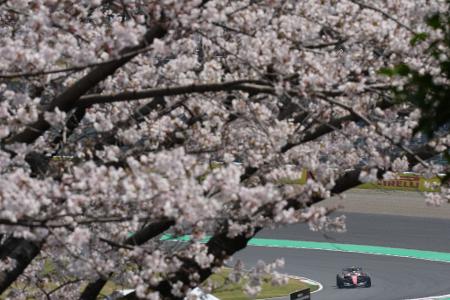 Der britische Ferrari-Pilot Lewis Hamilton steuert sein Auto.