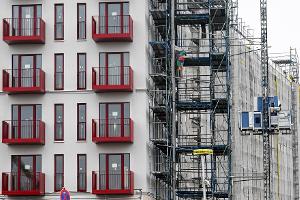 Insbesondere in Ballungsgebieten und Großstädten finden Beschäftigte immer schwerer eine Wohnung. (Symbolbild)