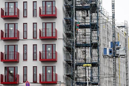 Insbesondere in Ballungsgebieten und Großstädten finden Beschäftigte immer schwerer eine Wohnung. (Symbolbild)