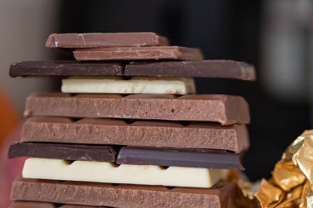 Die Menschen in Deutschland essen laut YouGov am liebsten Vollmilchschokolade. Jeder Zweite gibt die Sorte an.