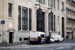 Nach einem Anschlagsversuch auf eine US-Bank in Paris ermittelt die Anti-Terrorstaatsanwaltschaft.