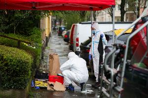 Ermittler sammeln Spuren am Tatort in Witten.