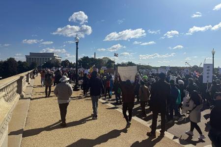 Die Demonstranten marschieren von der Memorial Bridge bis zum Washington Monument.