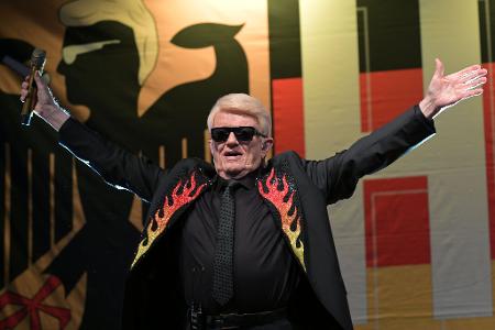 Heino wird bei seinem Zusatzkonzert aus Solidarität mit einem Feuerwehrmann im brandenburgischen Bad Belzig bejubelt. 