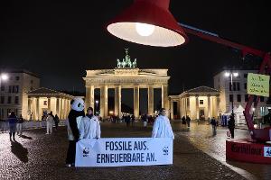 Auch am Brandenburger Tor gingen die Lichter aus. Der WWF wirbt auch dafür, privat Energie zu sparen. Daher wurde eine übergroße Schreibtischlampe aufgebaut und ausgemacht.