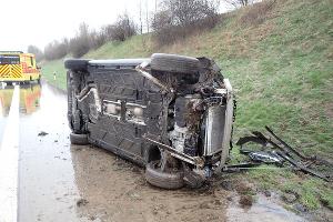 Schwer beschädigter Mercedes nach dem Überschlag