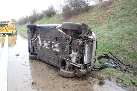 Schwer beschädigter Mercedes nach dem Überschlag
