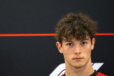 Heftiger Unfall: Formel-1-Fahrer Bearman humpelt nach Crash