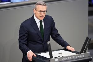 Minister Wildberger: KI wird Programmierer und Callcenter-Beschäftigte ersetzen. (Archivbild)