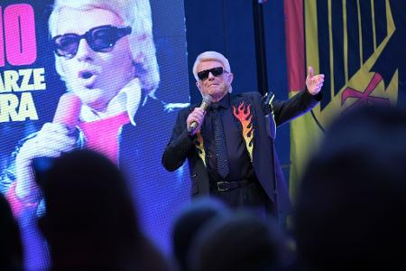 Heino wird bei seinem Zusatzkonzert aus Solidarität mit einem Feuerwehrmann im brandenburgischen Bad Belzig bejubelt.