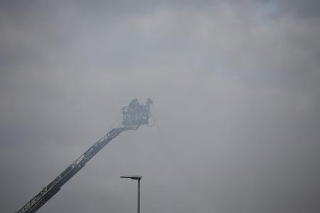 Auch am Vormittag nach dem Feuer kämpfte die Feuerwehr gegen Glutnester.