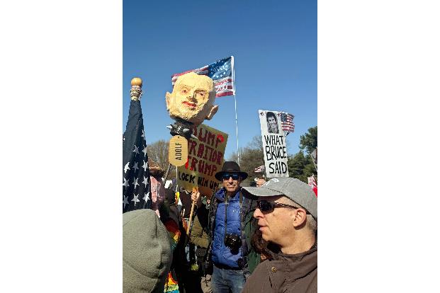 Demonstranten werfen der Trump-Regierung Faschismus vor.