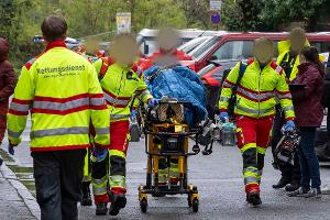 Der Verdächtige hat laut Polizei eine Frau und zwei Kinder verletzt, eines davon ist daraufhin verstorben.