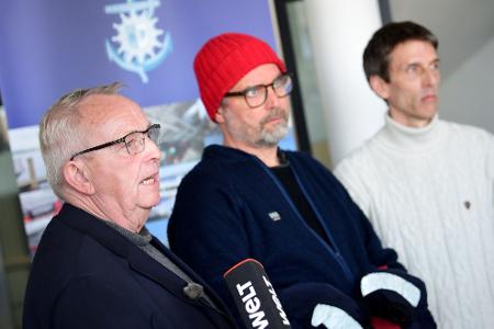 Umweltminister Till Backhaus (SPD, l.) sagte, der Wal brauche jetzt vor allem Ruhe.