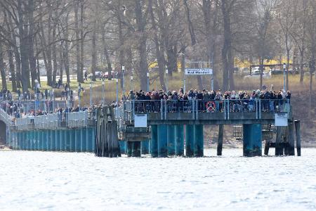 Schaulustige tummelten sich auf der Seebrücke.