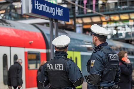 Eine Streife der Bundespolizei an einem Bahnsteig im Hamburger Hauptbahnhof-
Foto-Quelle: Bundespolizei-