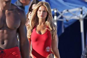 Brooks Nader: Roter "Baywatch"-Badeanzug sorgte für Tränen