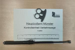 Im Rahmen einer Fahrzeugkontrolle fand der Zoll einen Teleskopschlagstock, einen Schlagring sowie ein Taschenmesser.