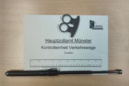 Im Rahmen einer Fahrzeugkontrolle fand der Zoll einen Teleskopschlagstock, einen Schlagring sowie ein Taschenmesser.
