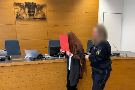 Eine Frau hat sich jahrelang als Lehrerin in Heidelberg und Homburg ausgegeben. Jetzt wurde sie in Heidelberg verurteilt. (Archivbild)