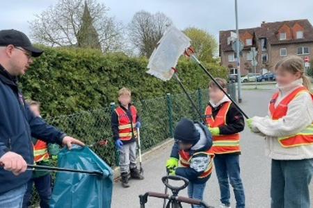 Kinder und ein Betreuer bei der Müllsammelaktion der Blaulichtzwerge der Feuerwehr Kranenburg