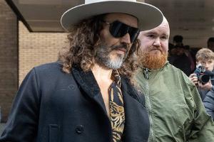 Russell Brand: Prozess verschiebt sich um viele Monate