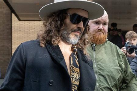 Russell Brand: Prozess verschiebt sich um viele Monate