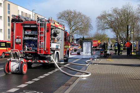 Einsatzkräfte bei der Dekontamination