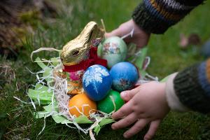 Schoko-Osterhasen sind ein beliebtes Geschenk zum Osterfest. (Archivbild)