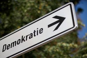 Initiativen der Zivilgesellschaft sehen sich laut einer Analyse der Amadeu Antonio Stiftung systematisch unter Druck gesetzt. (Symbolbild)