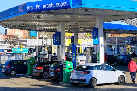 Polens Parlament hat eine Gesetzesänderung beschlossen, wonach Benzin und Diesel künftig geringer besteuert werden. (Archivbild)