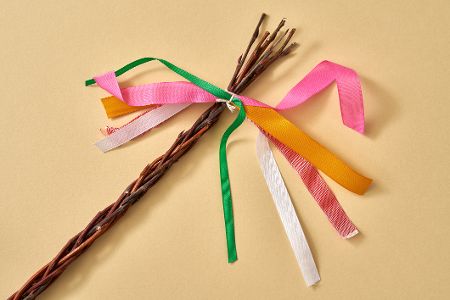 Pomlázka mit bunten Bändern